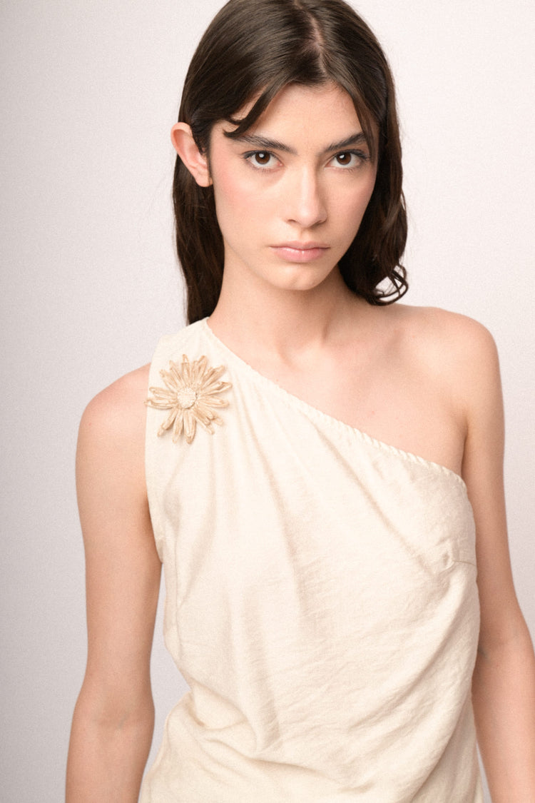 Top monospalla beige con fiore 3D