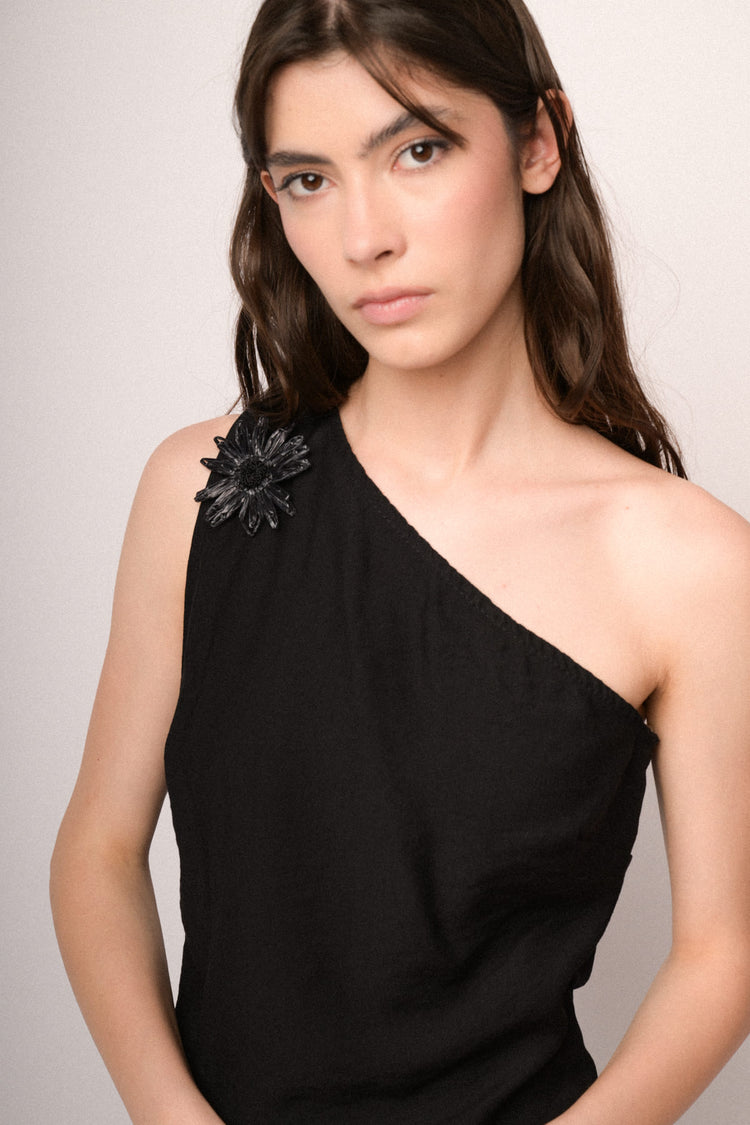 Top monospalla nero con fiore 3D