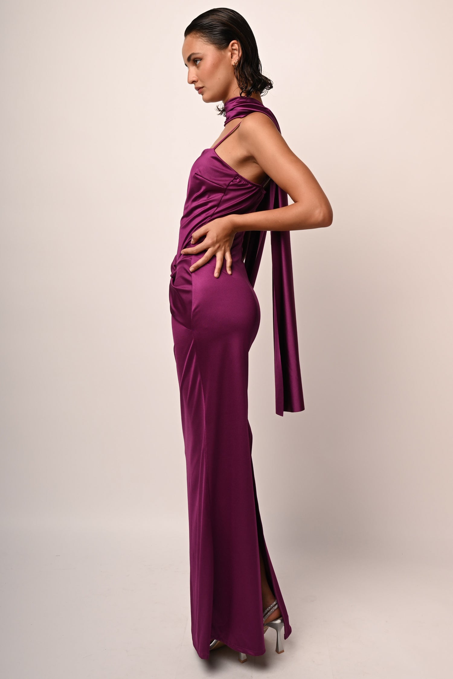 Abito lungo drappeggiato in raso – Nunalie - Main Image