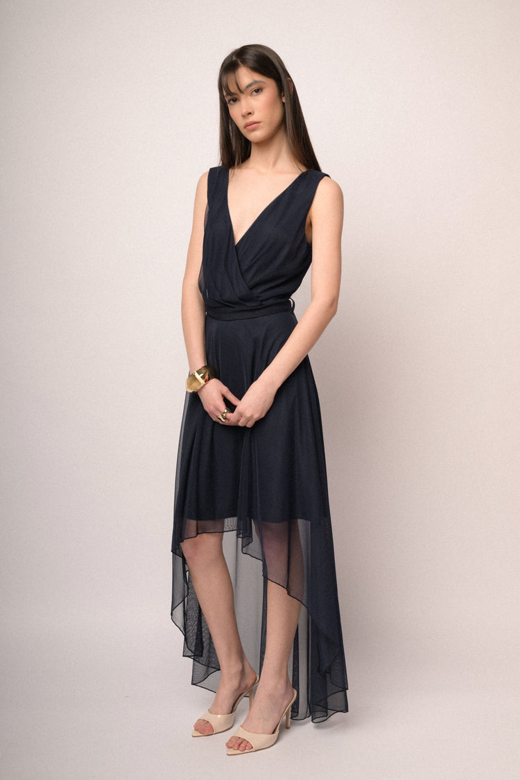 Abito asimmetrico in tulle blu con cintura