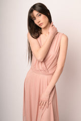 Abito asimmetrico in tulle rosa con cintura