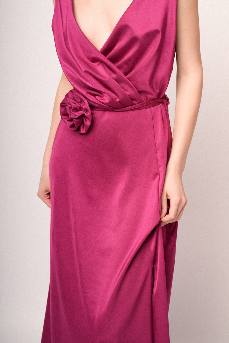 Abito lungo in raso fucsia con cintura e rosa 3D