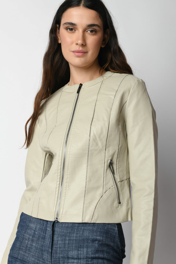 Giacca in similpelle con tagli