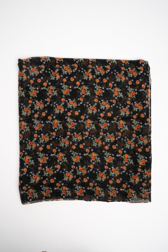 Sciarpa con piccoli fiori nero