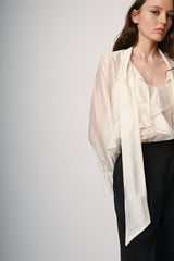 Blusa con fiocco e maniche lunghe