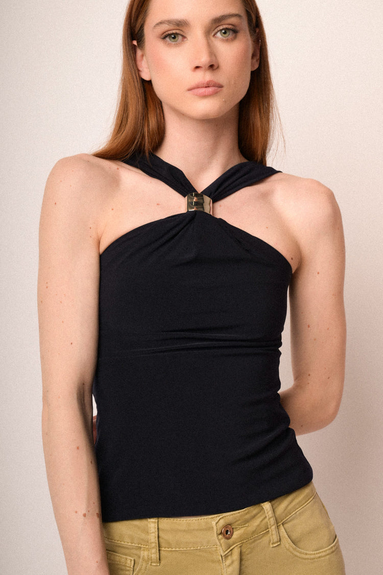 Top halter blu notte con anello oro