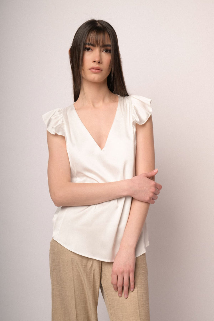 Top in raso bianco con scollo a V e maniche ad aletta