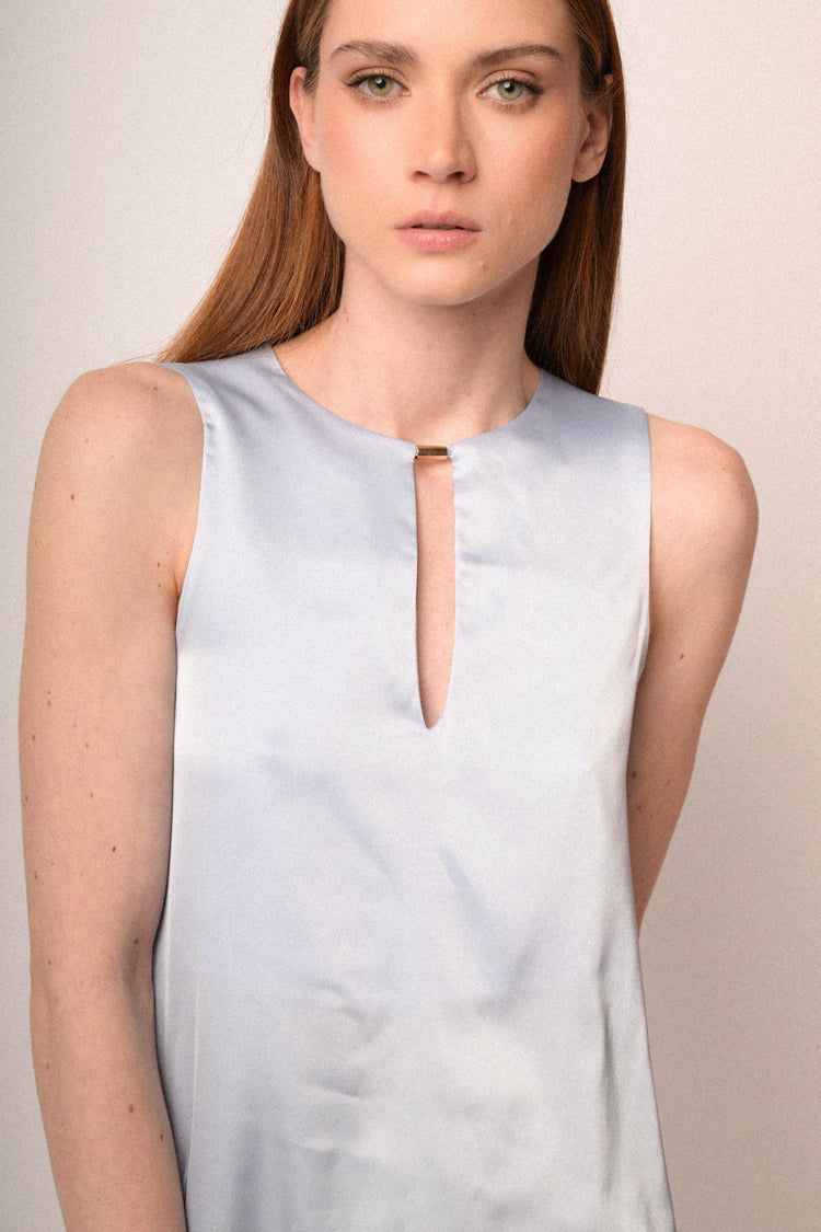 Top smanicato in raso celeste con scollo a goccia