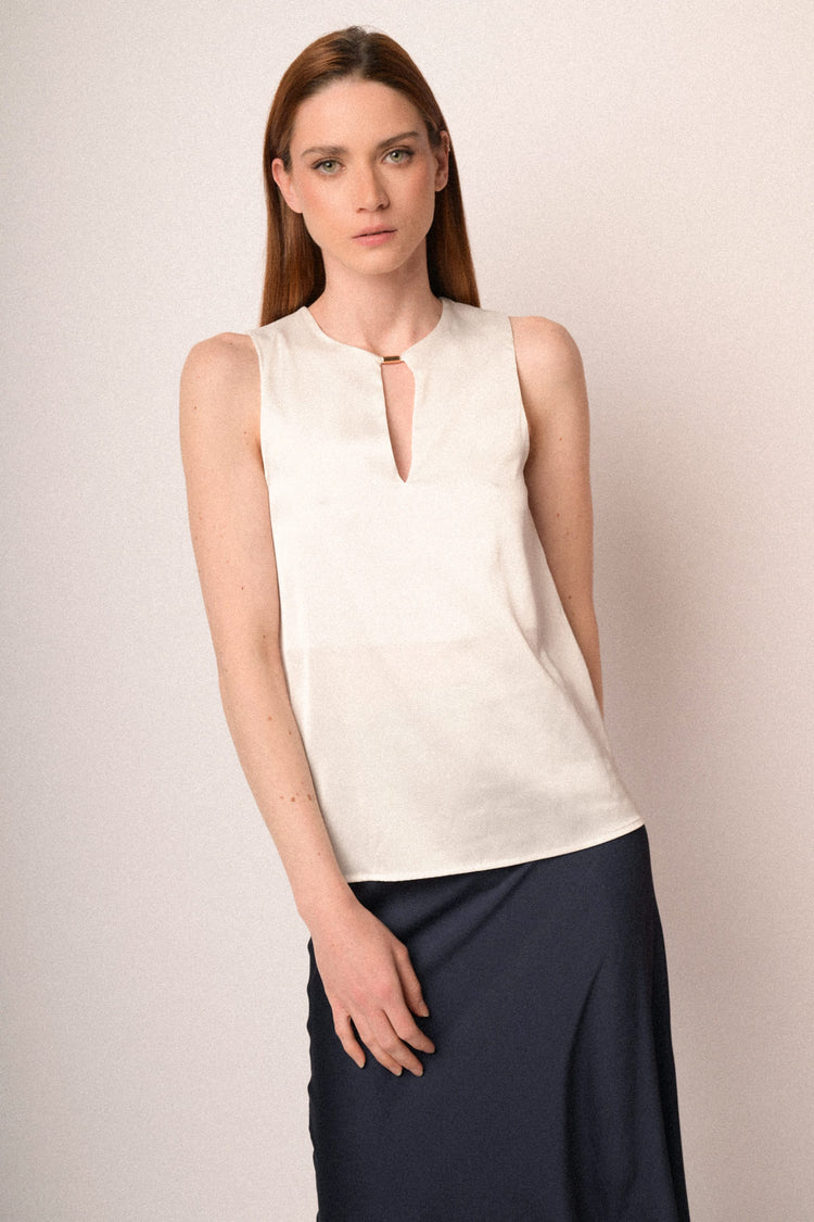 Top smanicato in raso bianco con scollo a goccia
