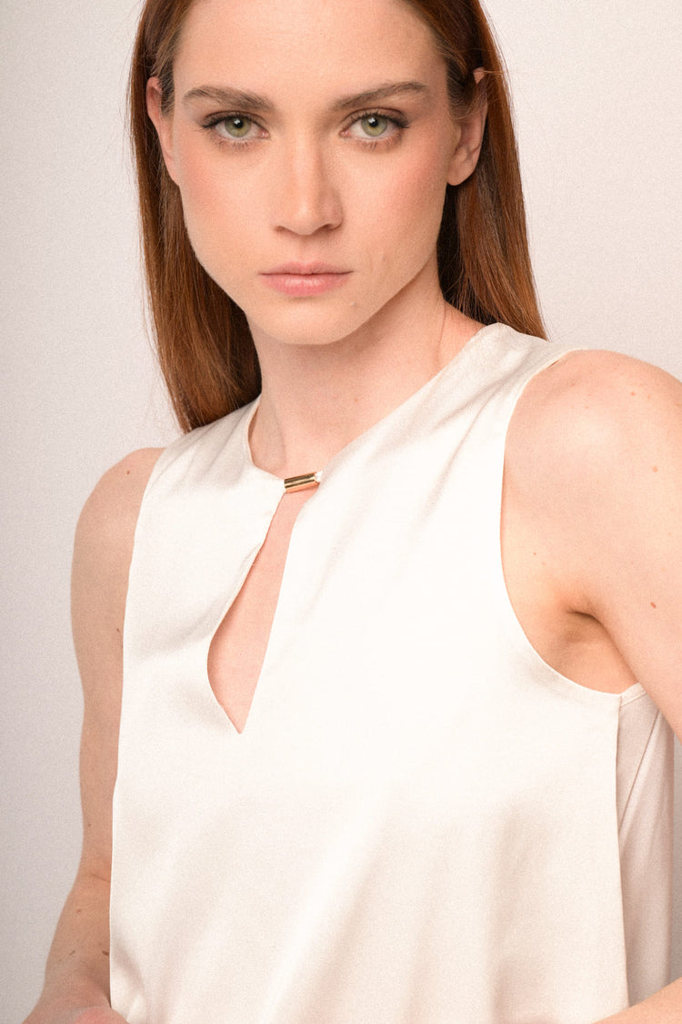 Top smanicato in raso bianco con scollo a goccia
