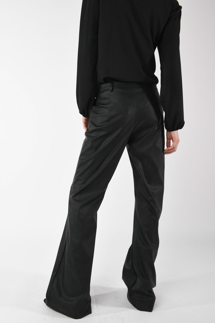 Pantaloni similpelle a zampa