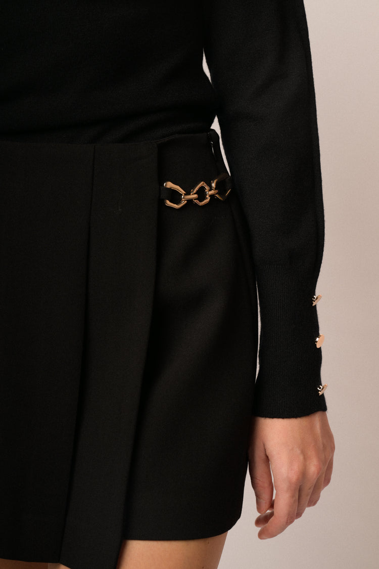 Gonna pantalone nera con accessorio oro