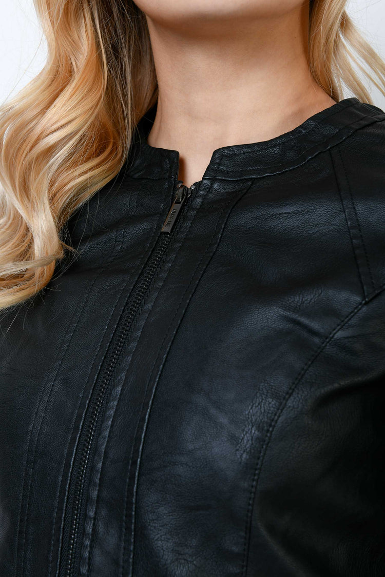 Giacca in similpelle con maniche crop