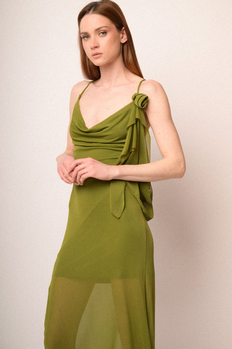 Abito lungo in tulle verde pistacchio con rosa 3D