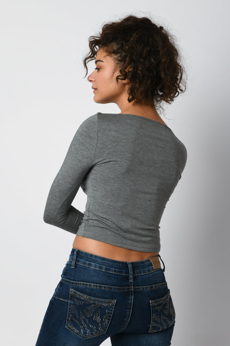 Top crop con scollo a barchetta