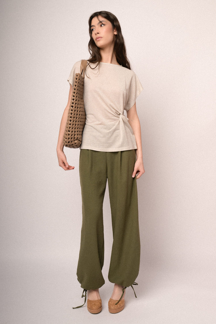 T-shirt in maglia lurex avorio con nodo