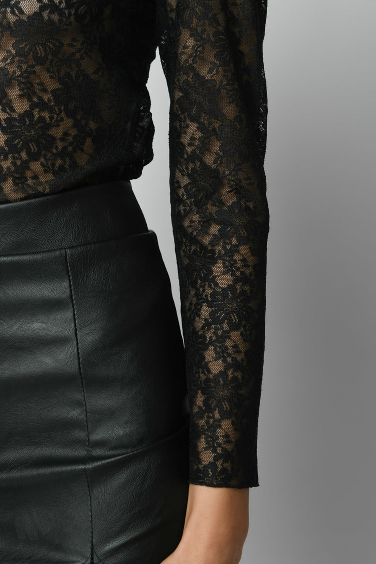 Top a maniche lunghe in pizzo