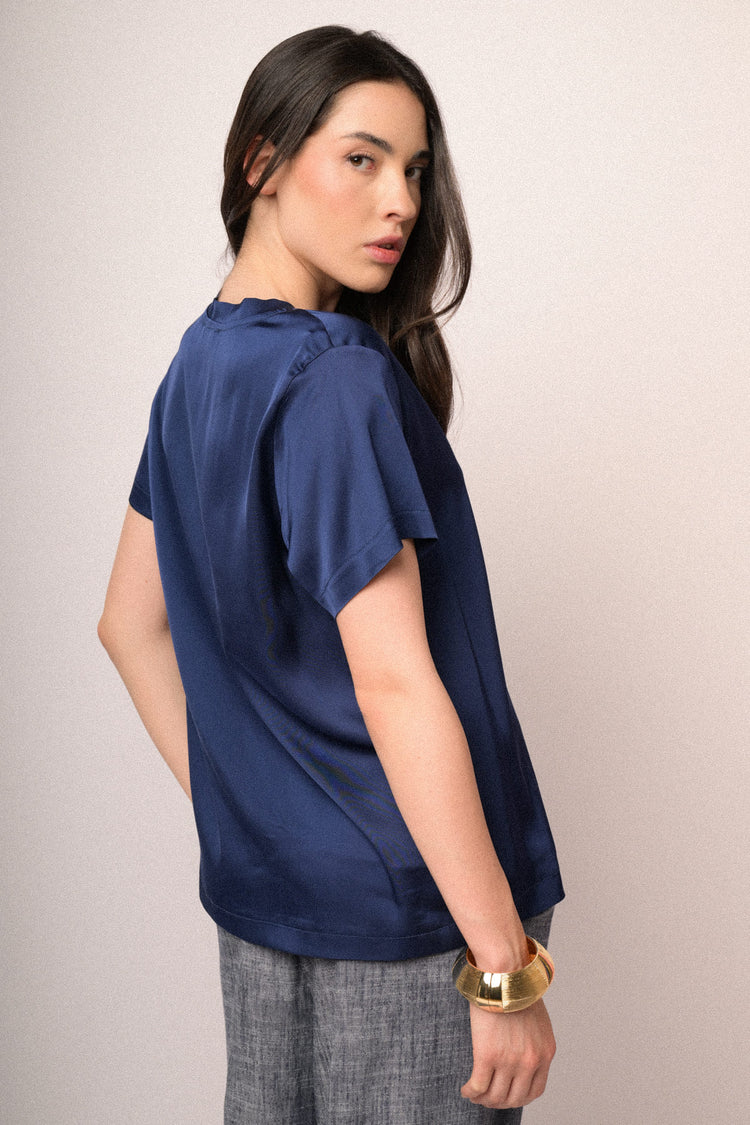 T-shirt basic in raso di viscosa blu con scollo a V
