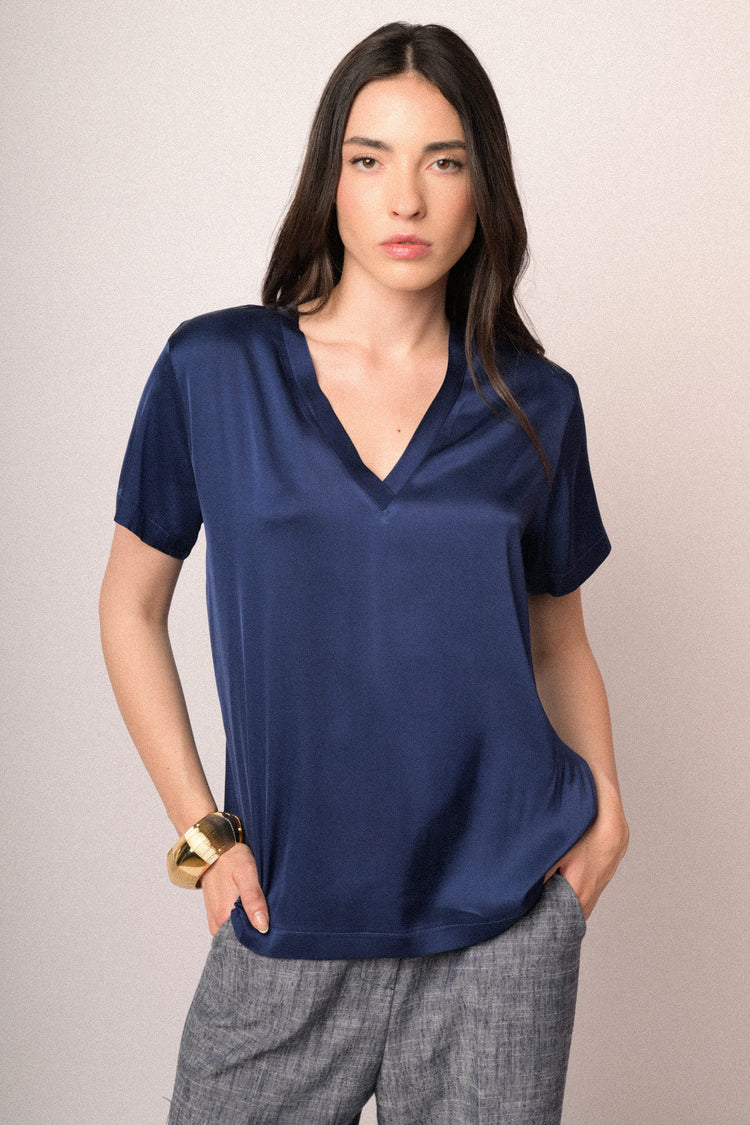T-shirt basic in raso di viscosa blu con scollo a V