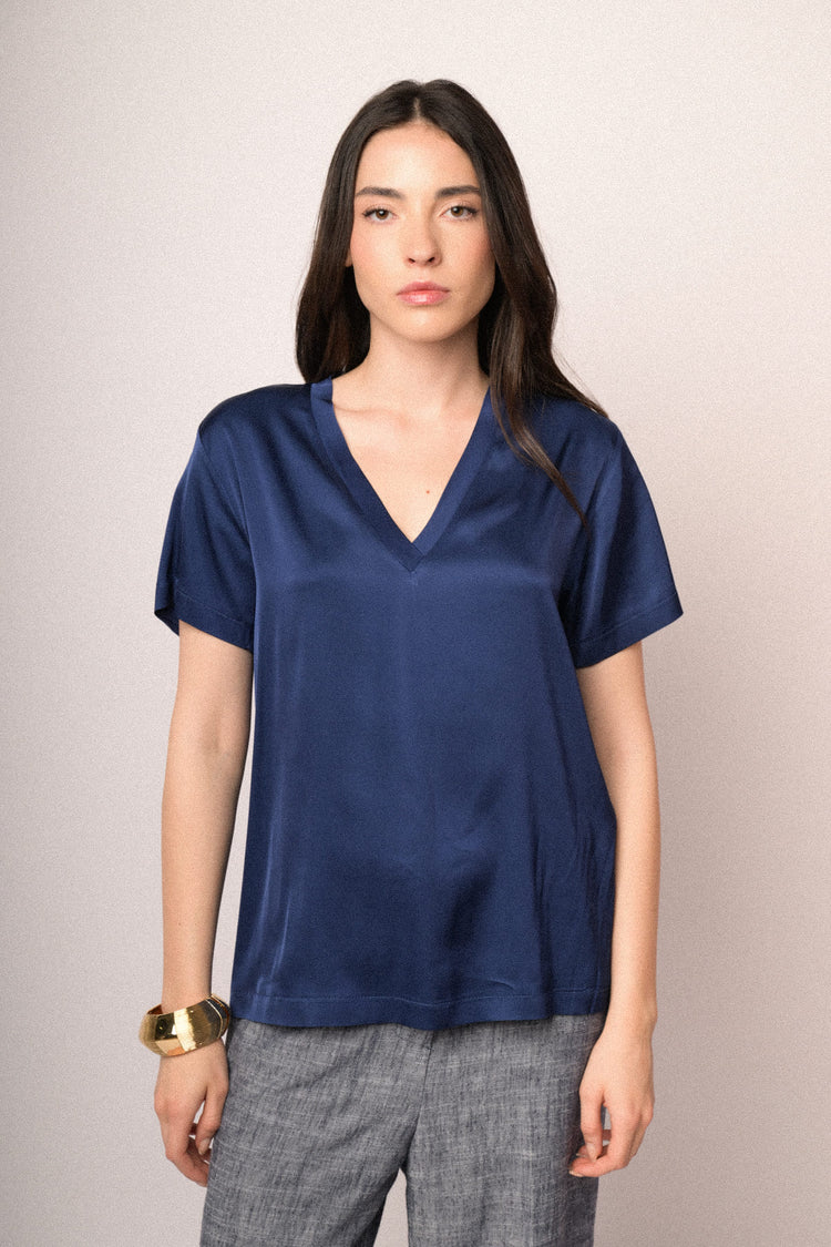 T-shirt basic in raso di viscosa blu con scollo a V
