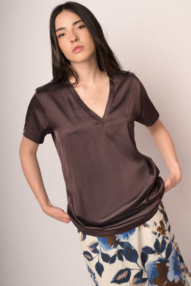 T-shirt basic in raso di viscosa cioccolato con scollo a V