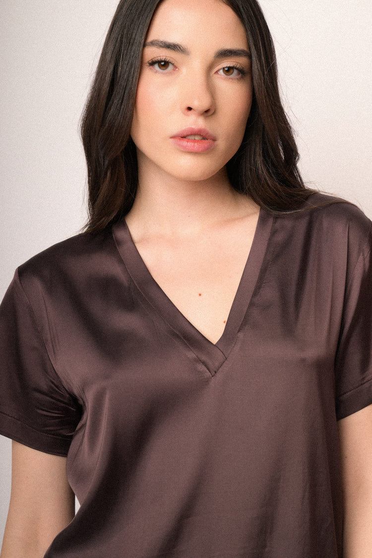 T-shirt basic in raso di viscosa cioccolato con scollo a V