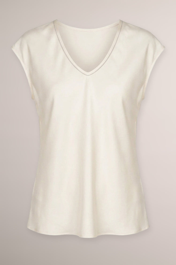 T-shirt in raso bianco con scollo a V profilato in strass