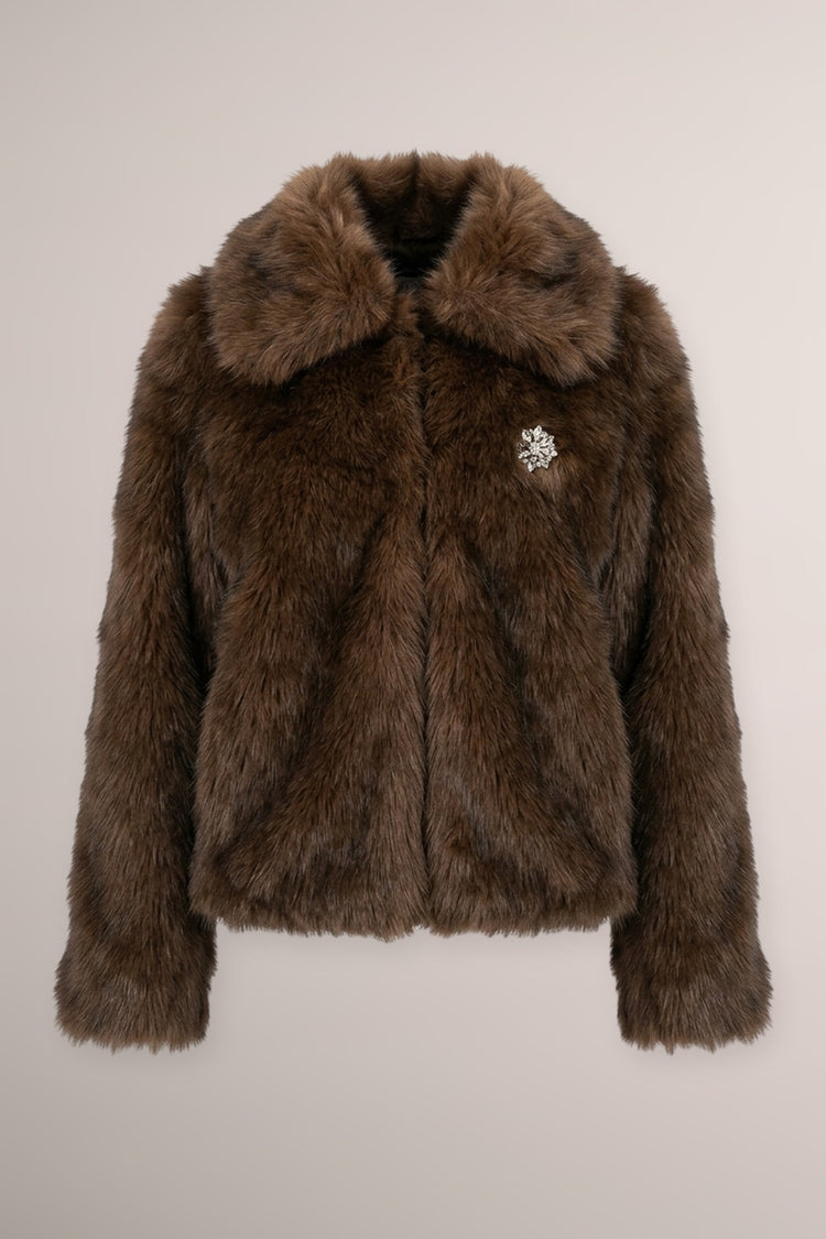 Giacca in faux fur mogano con spilla gioiello