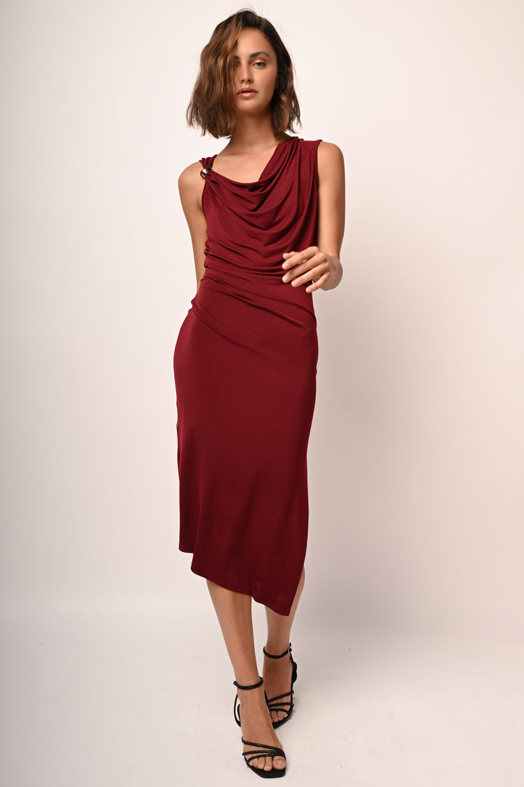 Abito a tubino drappeggiato e asimmetrico