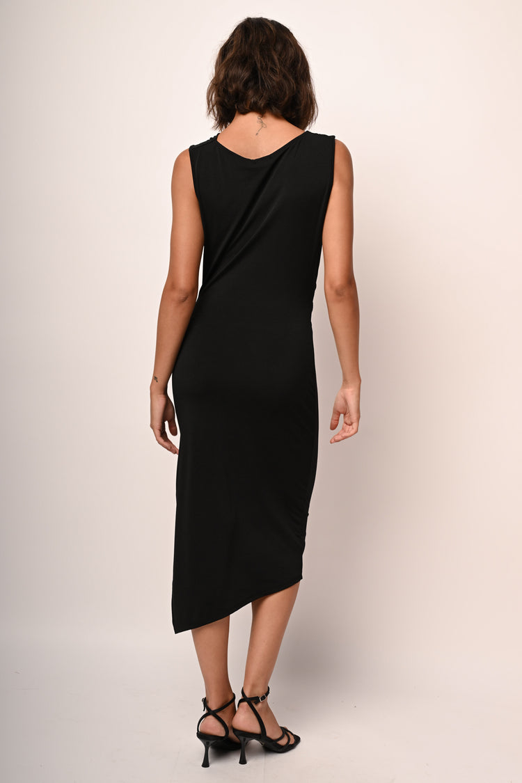 Abito a tubino drappeggiato e asimmetrico