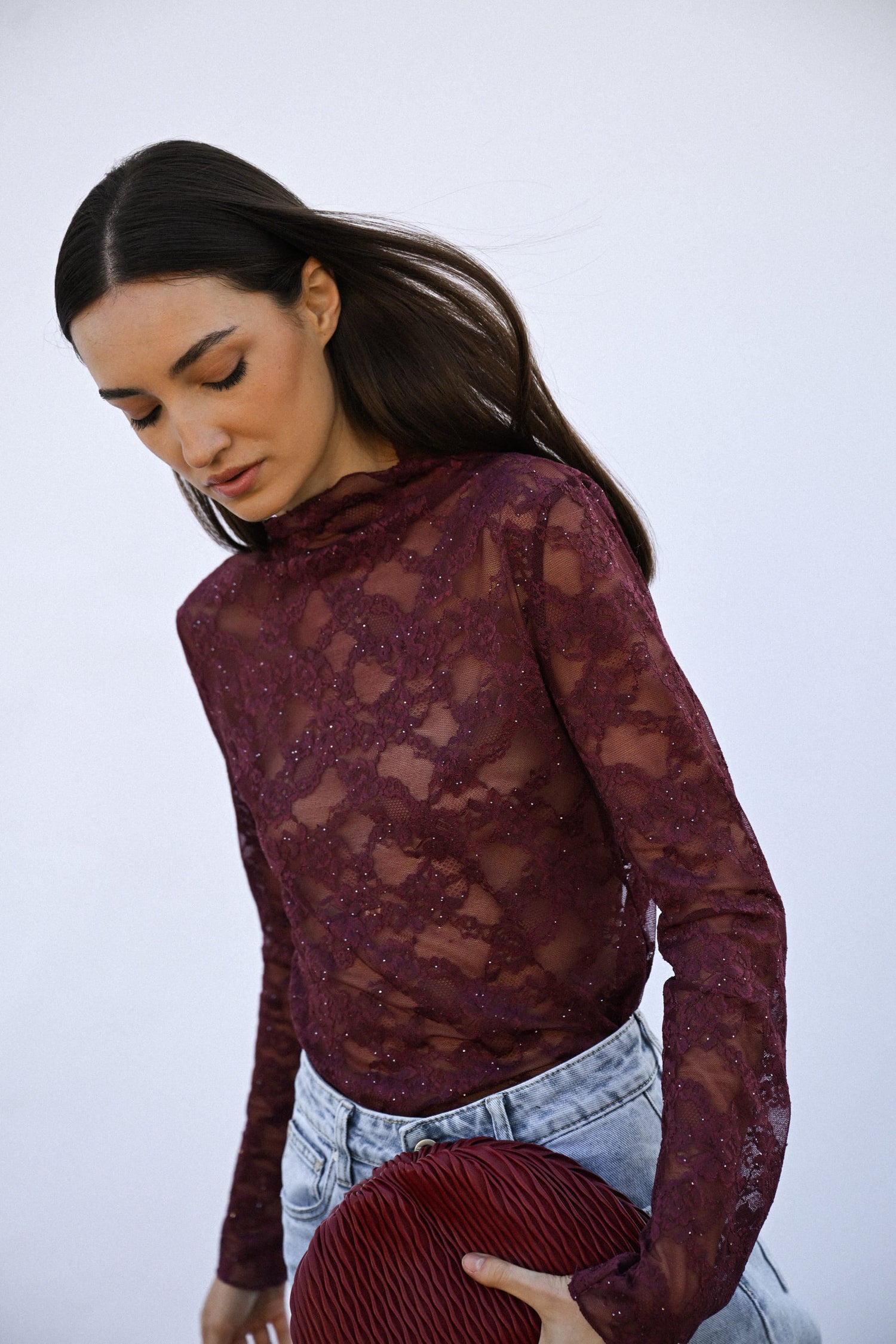 Top in pizzo con paillettes e collo a cratere – Nunalie