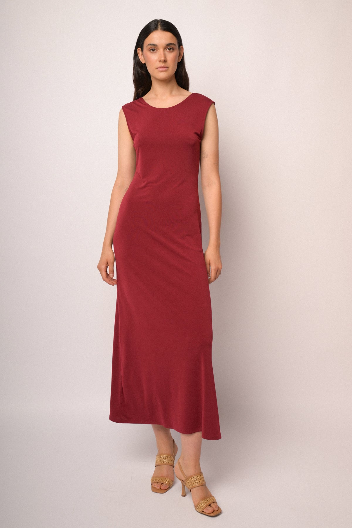 Abito lungo rosso con scollo sul retro