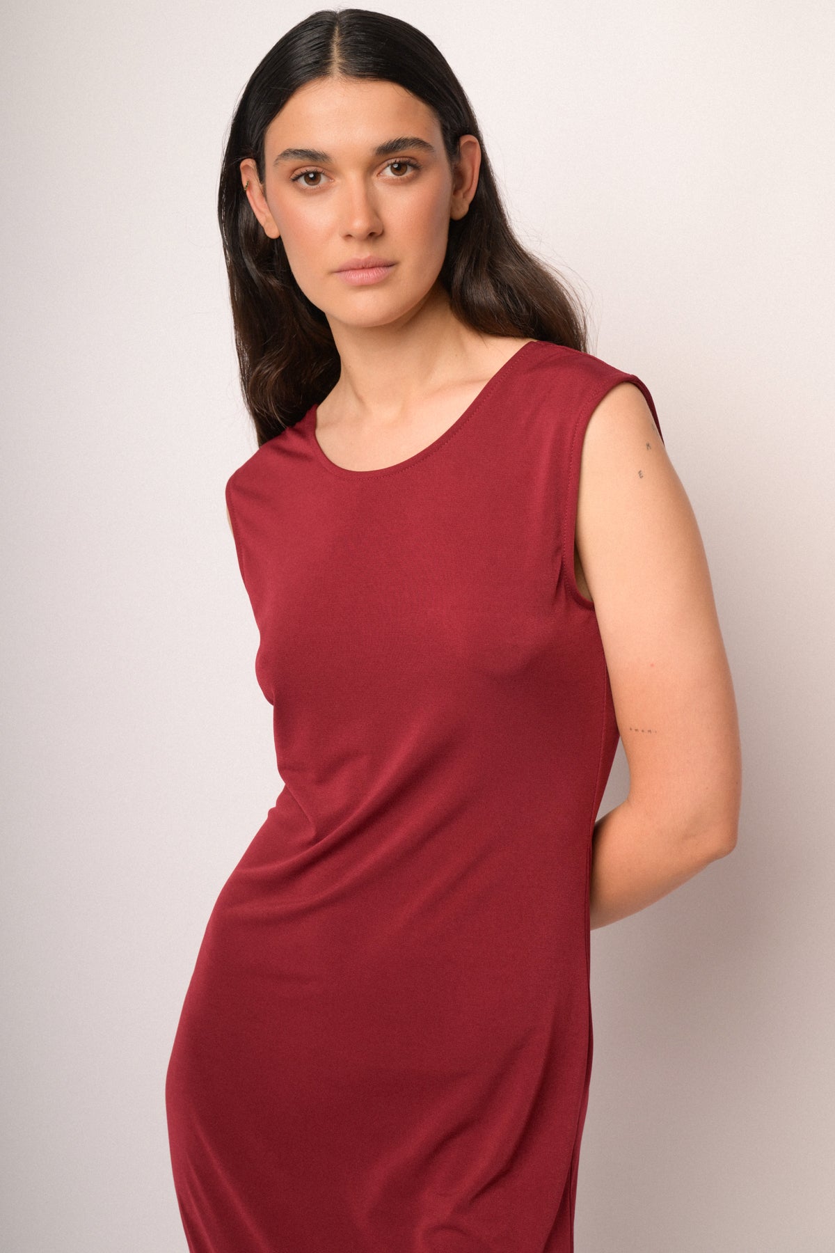 Abito lungo rosso con scollo sul retro