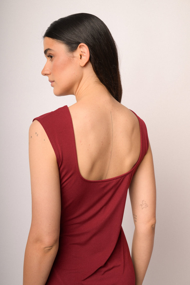 Abito lungo rosso con scollo sul retro