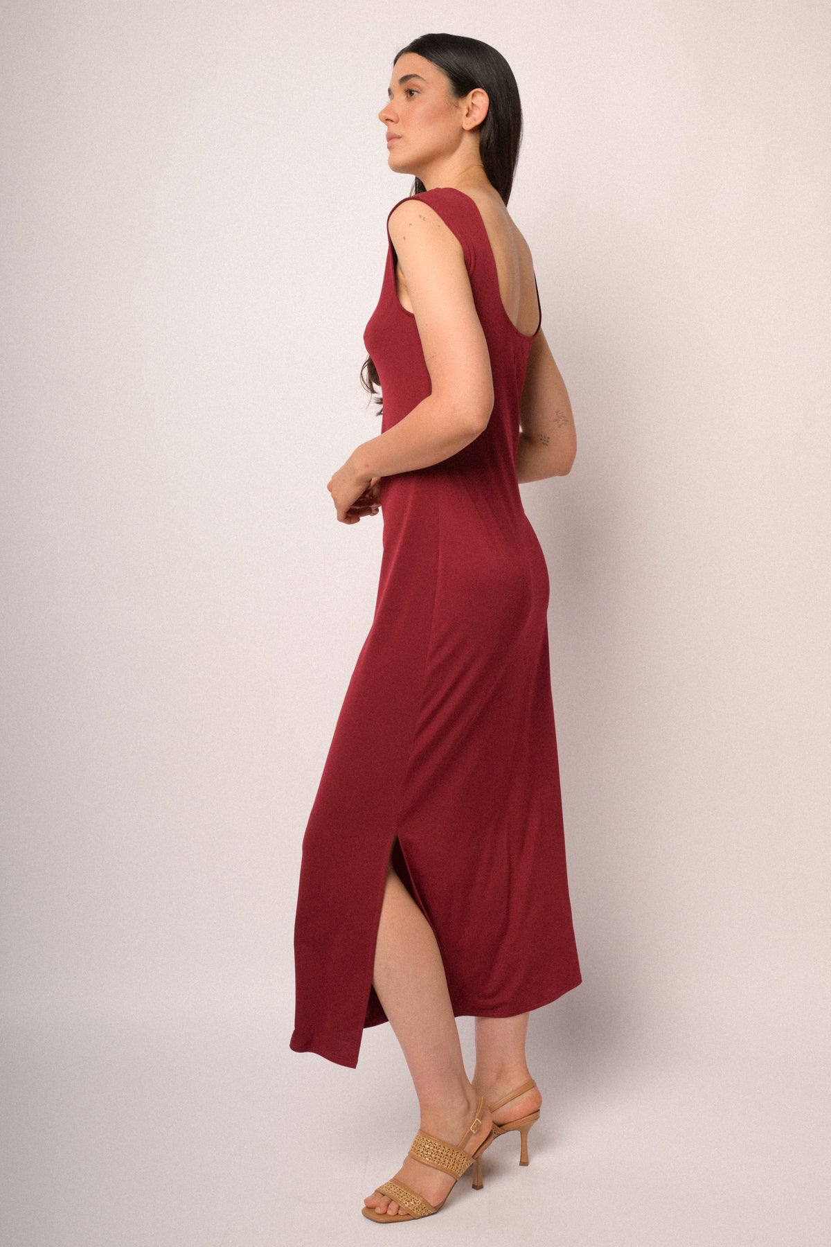 Abito lungo rosso con scollo sul retro