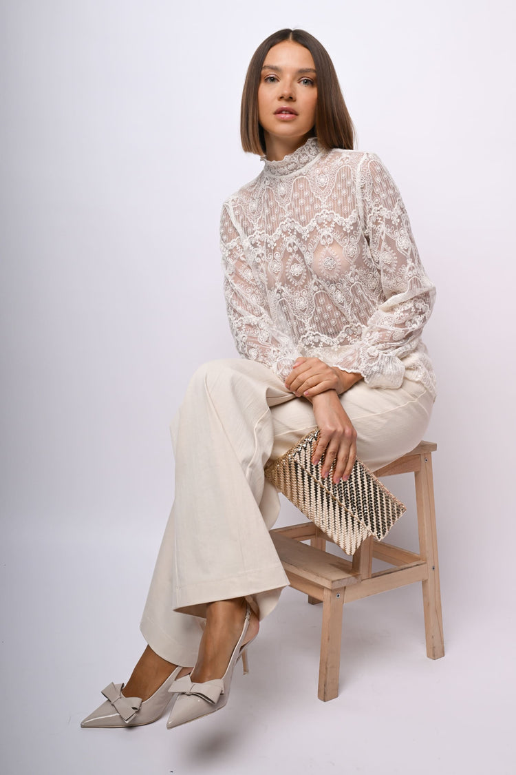 DESIGN - Camicia bianca trasparente con dettaglio in pizzo e collo a fiocco DESIGN - Camicia bianca trasparente con dettaglio in pizzo e collo a fiocco