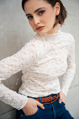 Top in pizzo con scollo a cratere
