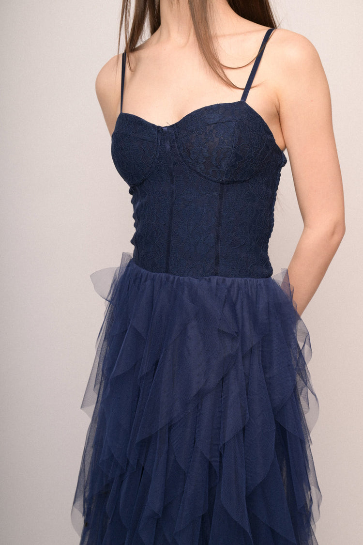 Abito lungo con top in pizzo e gonna in tulle blu