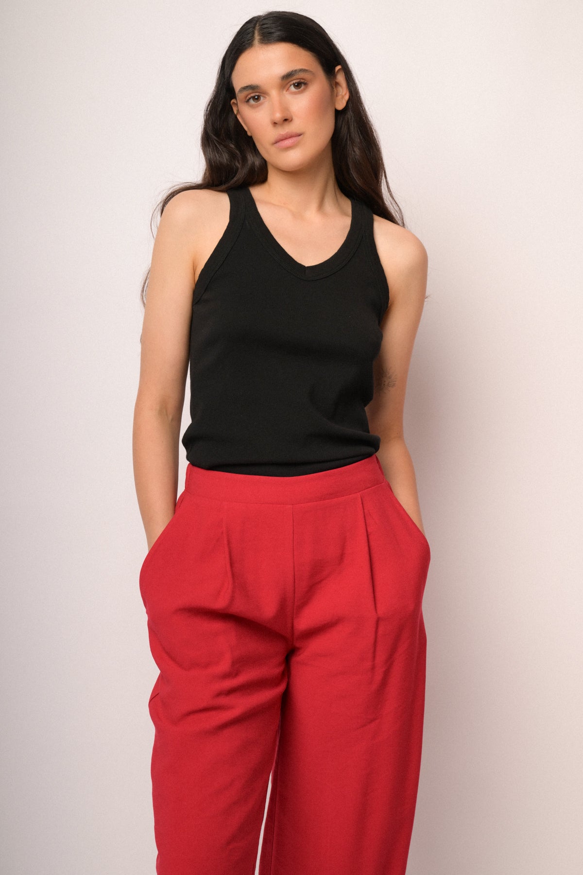 Pantaloni cropped rossi con bottoni al fondo