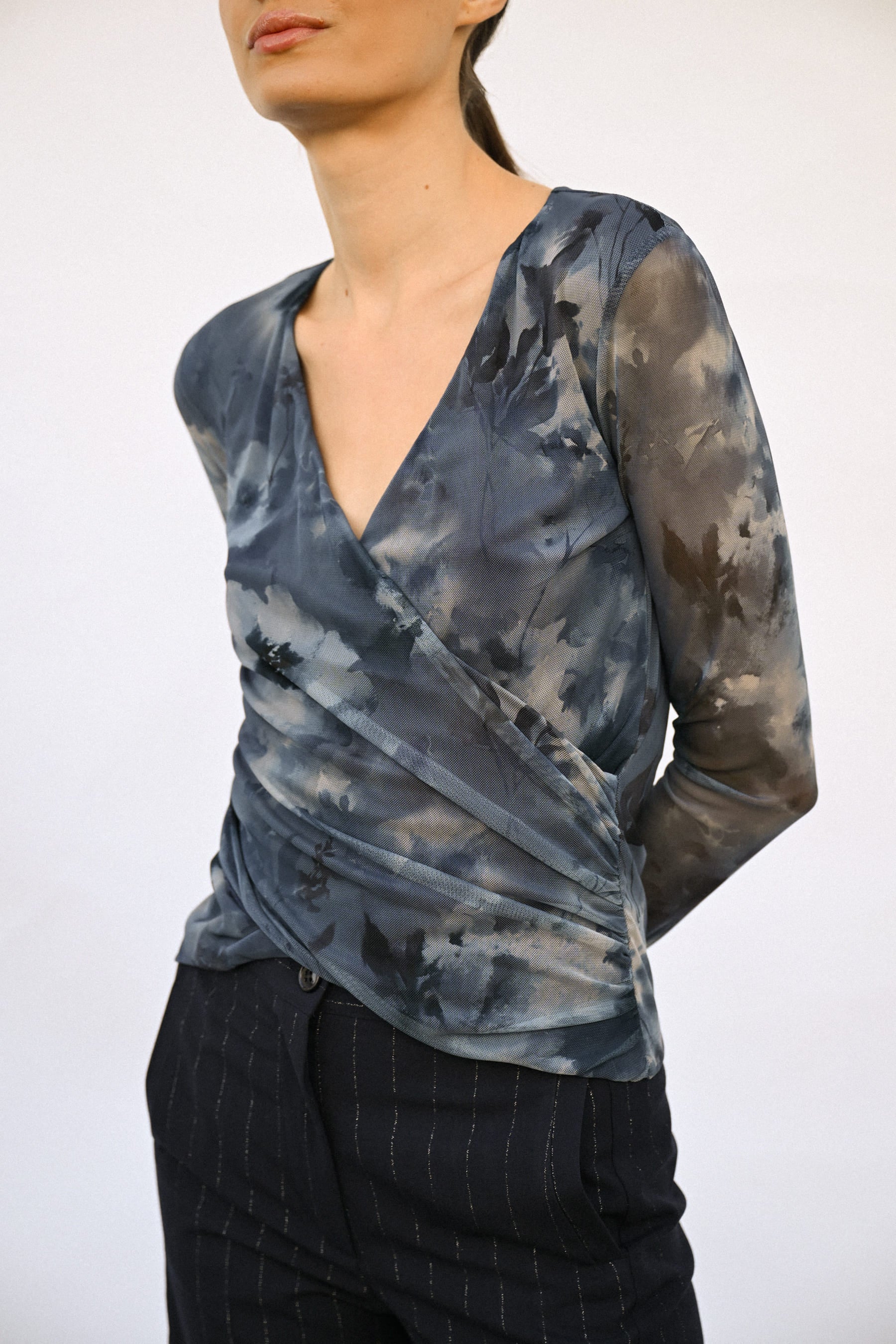 Top incrociato a stampa floreale