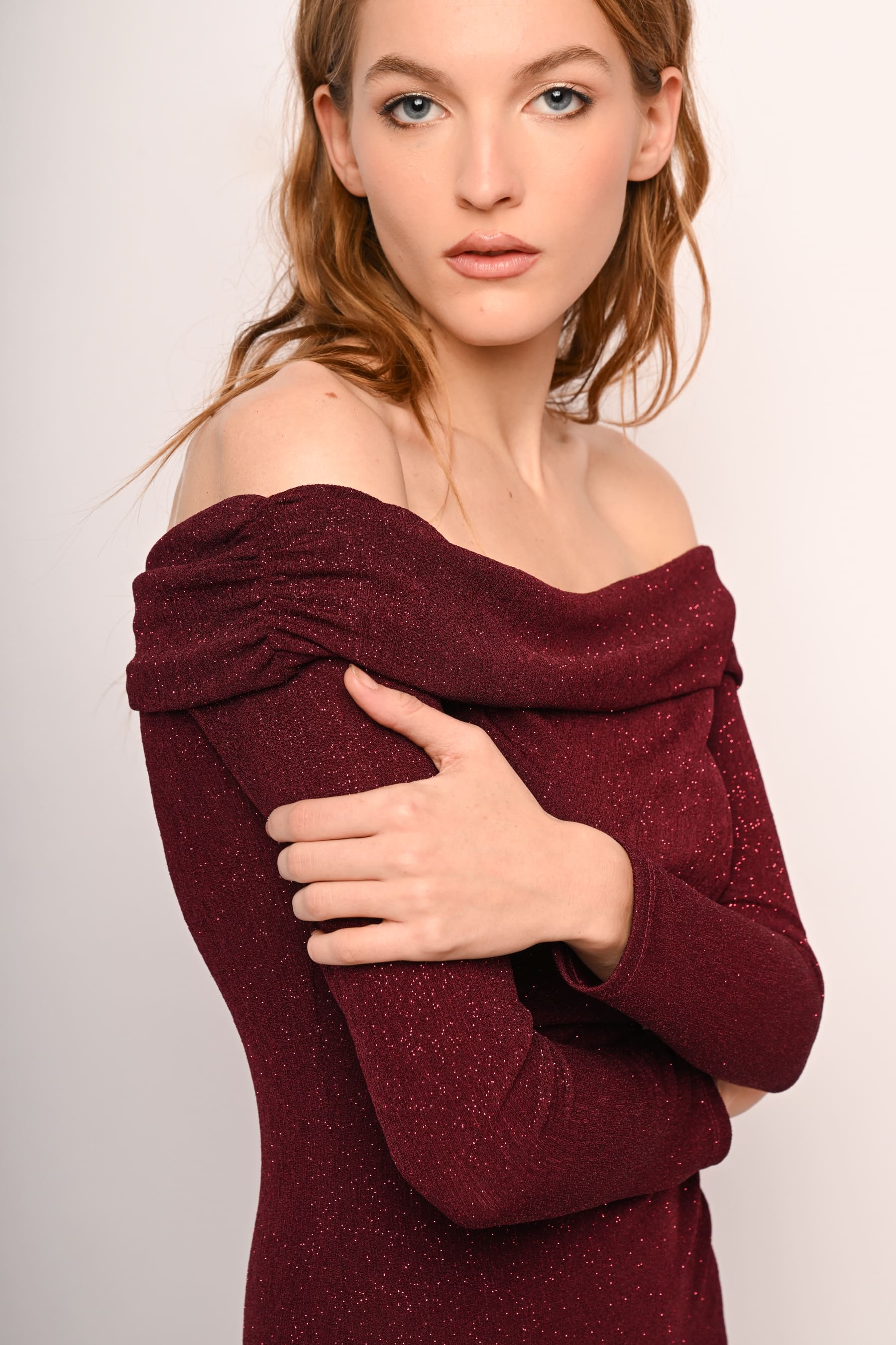 Abito lungo con spalle scoperte