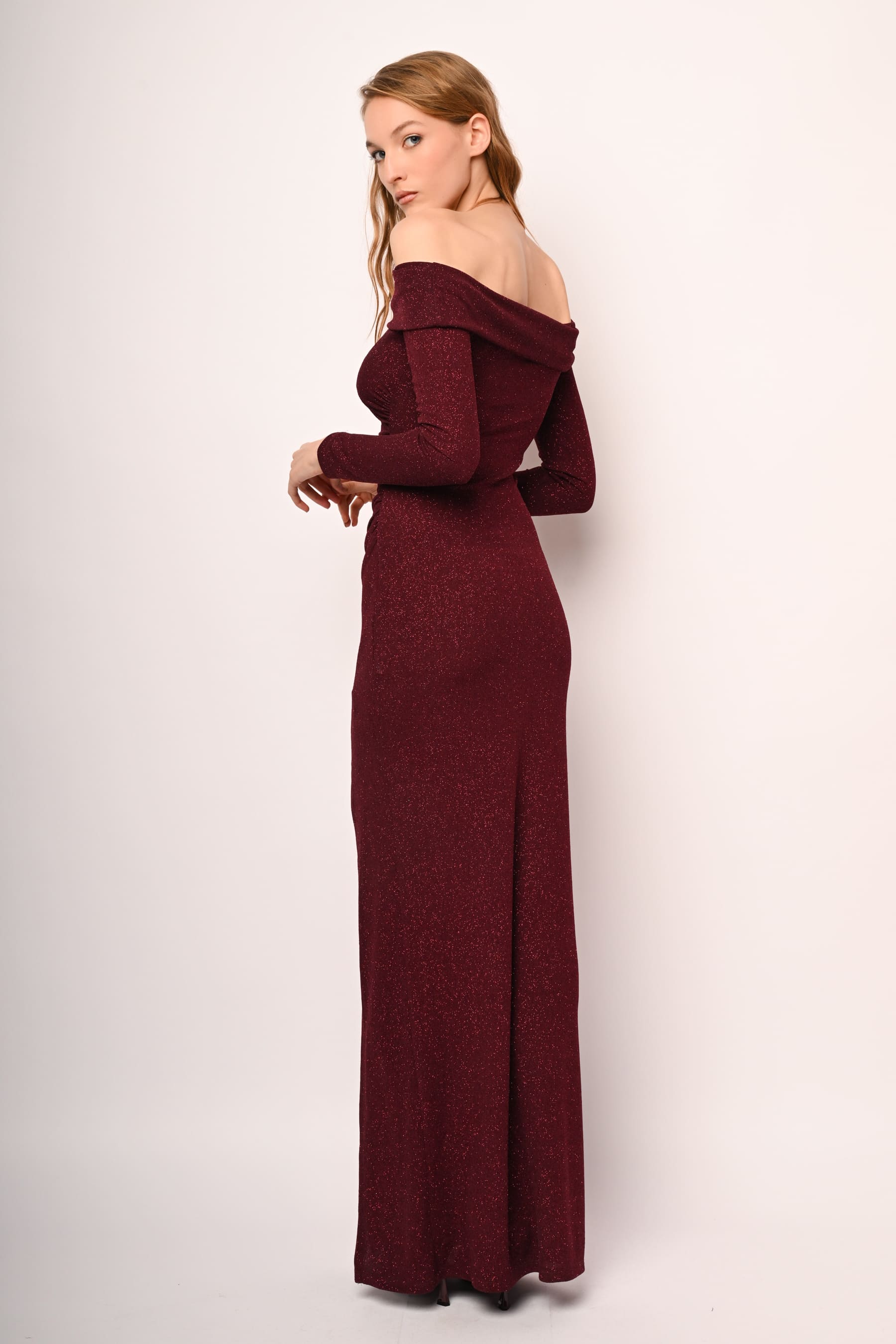 Abito lungo con spalle scoperte