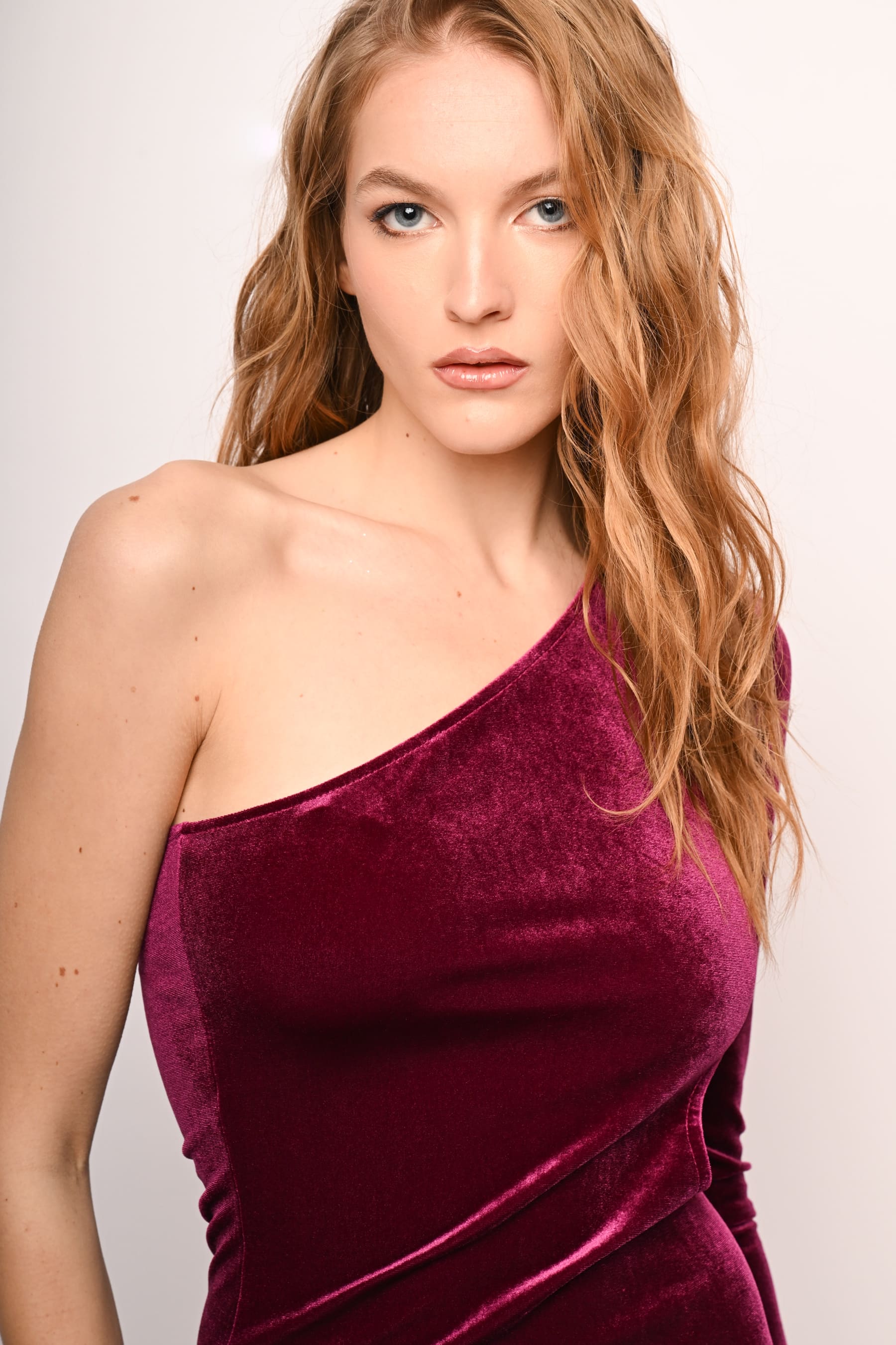 Abito monospalla in velluto con cut-out