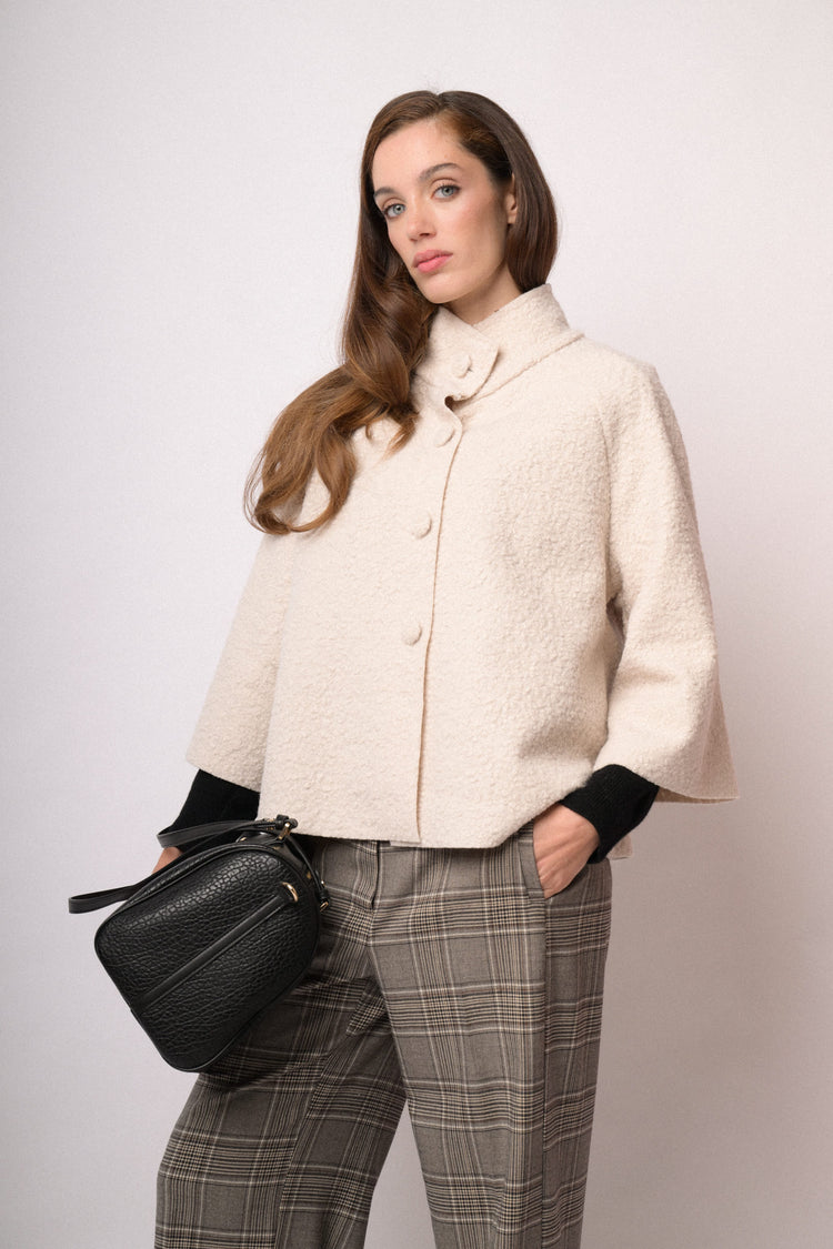 Cappa corta beige con collo alto