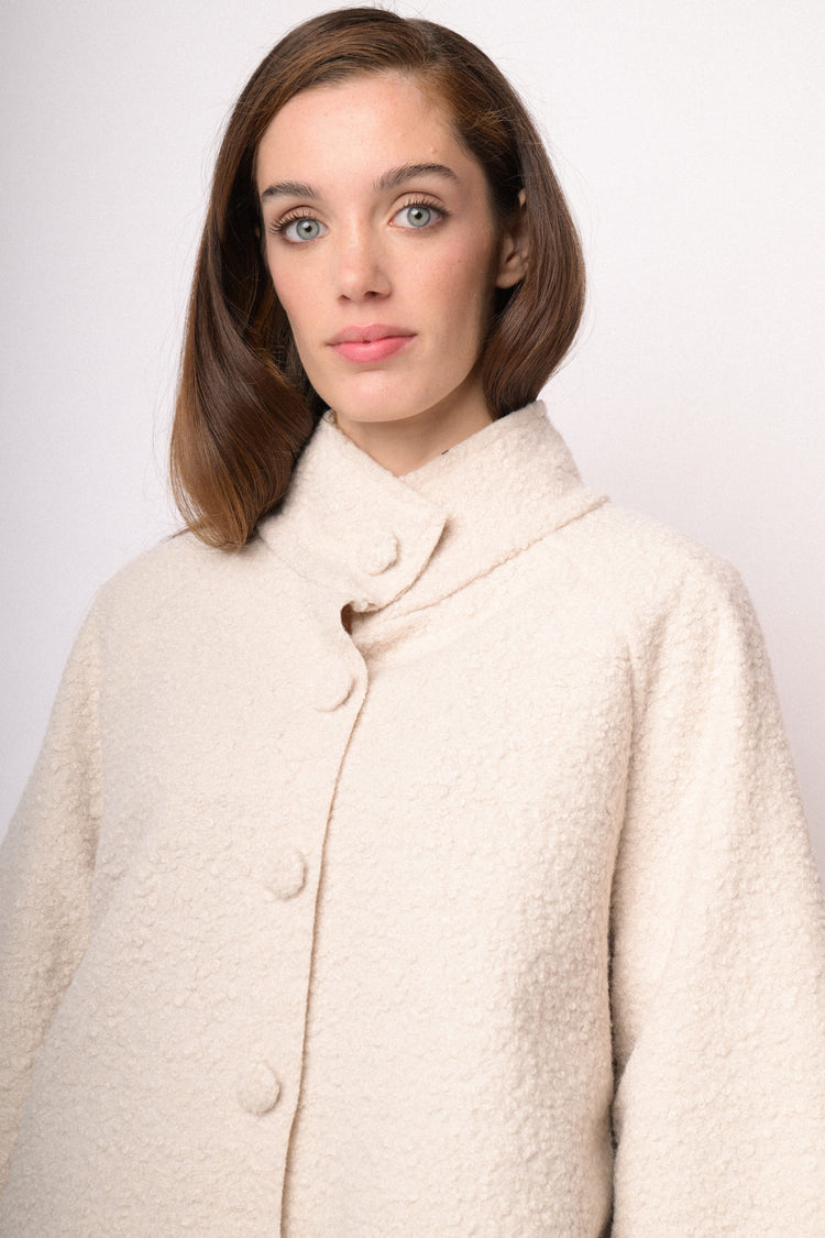 Cappa corta beige con collo alto