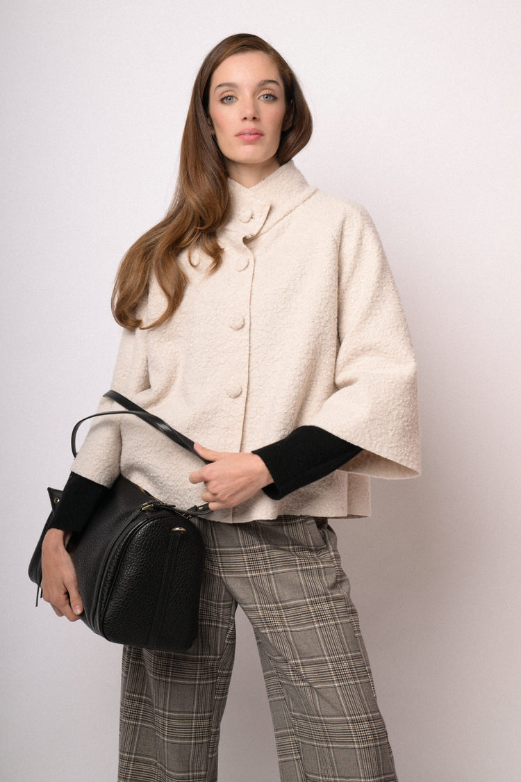 Cappa corta beige con collo alto