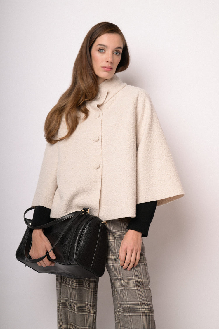 Cappa corta beige con collo alto