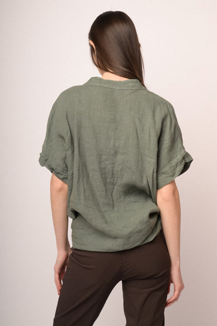 Camicia in lino verde con nodo
