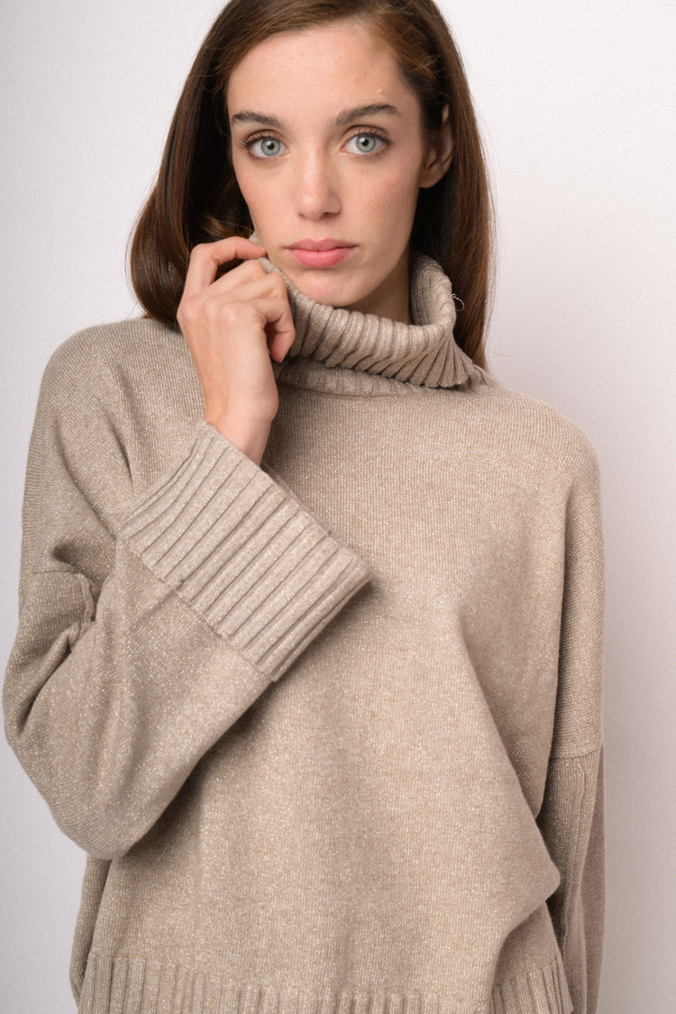 Maglia lurex a collo alto tortora