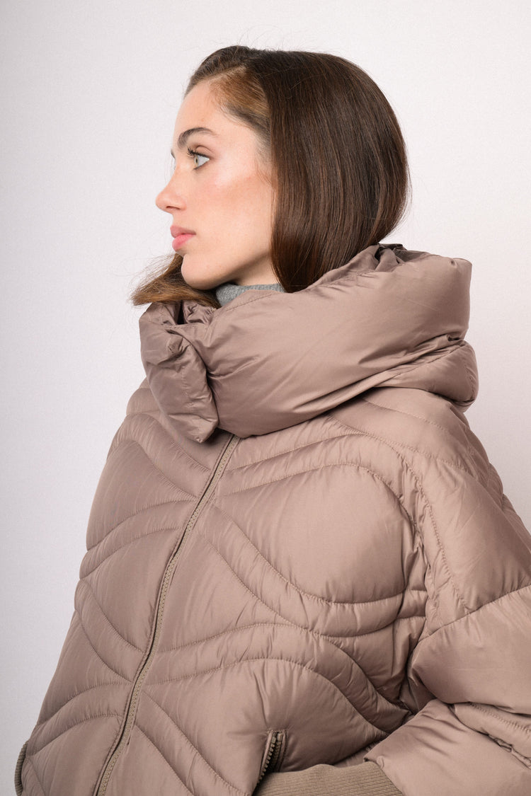 Piumino corto tortora con maxi collo